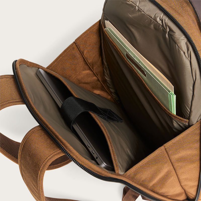 Dryden backpack par Filson | Whiskey (Beige)