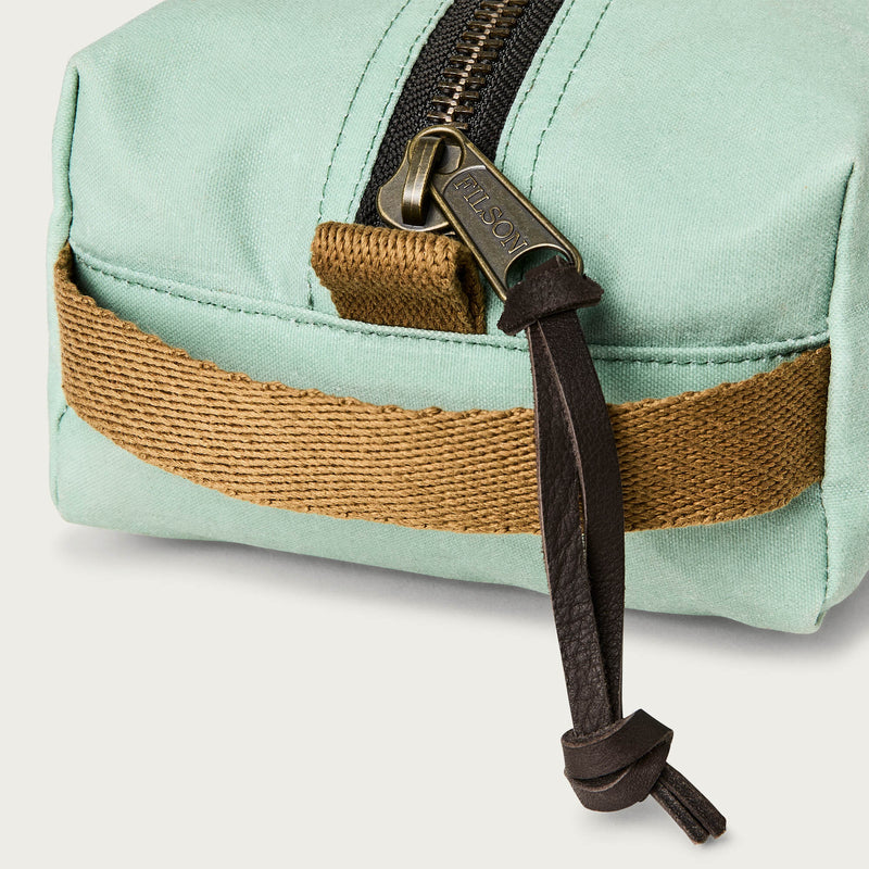 Tin cloth travel kit par Filson | Granite green (Blue)