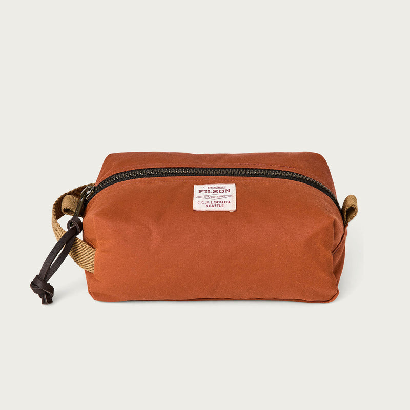 Tin cloth travel kit par Filson | Rust (Red)