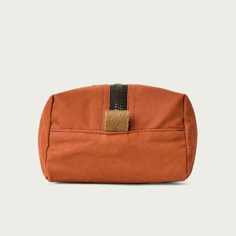 Tin cloth travel kit par Filson | Rust (Red)