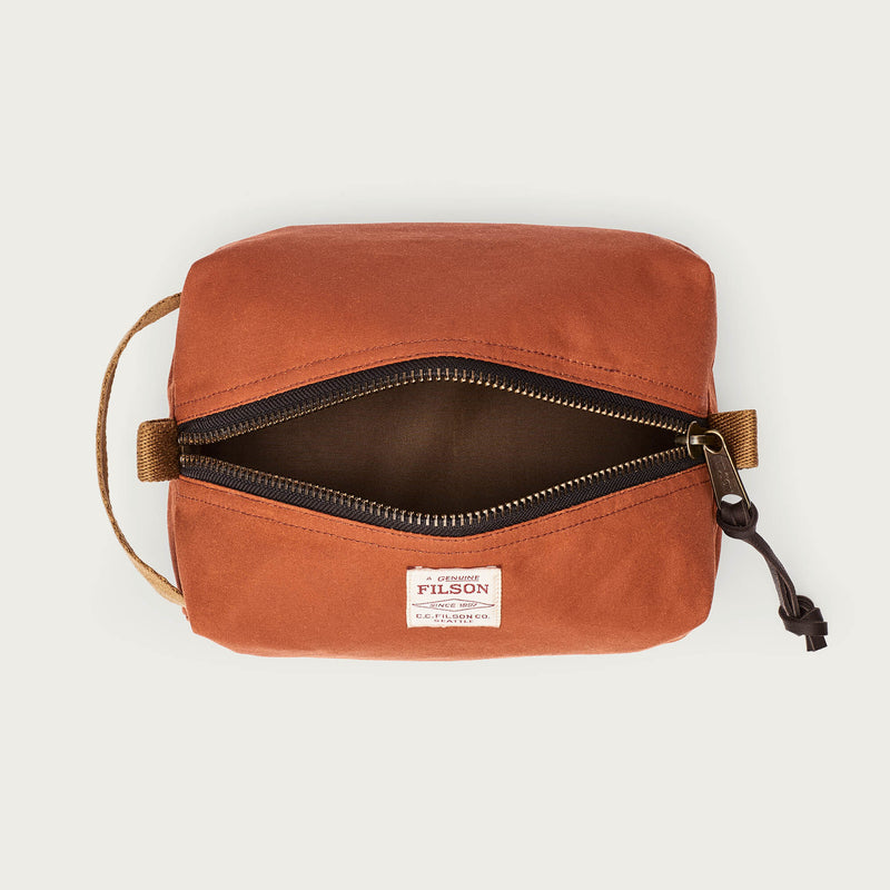 Tin cloth travel kit par Filson | Rust (Red)