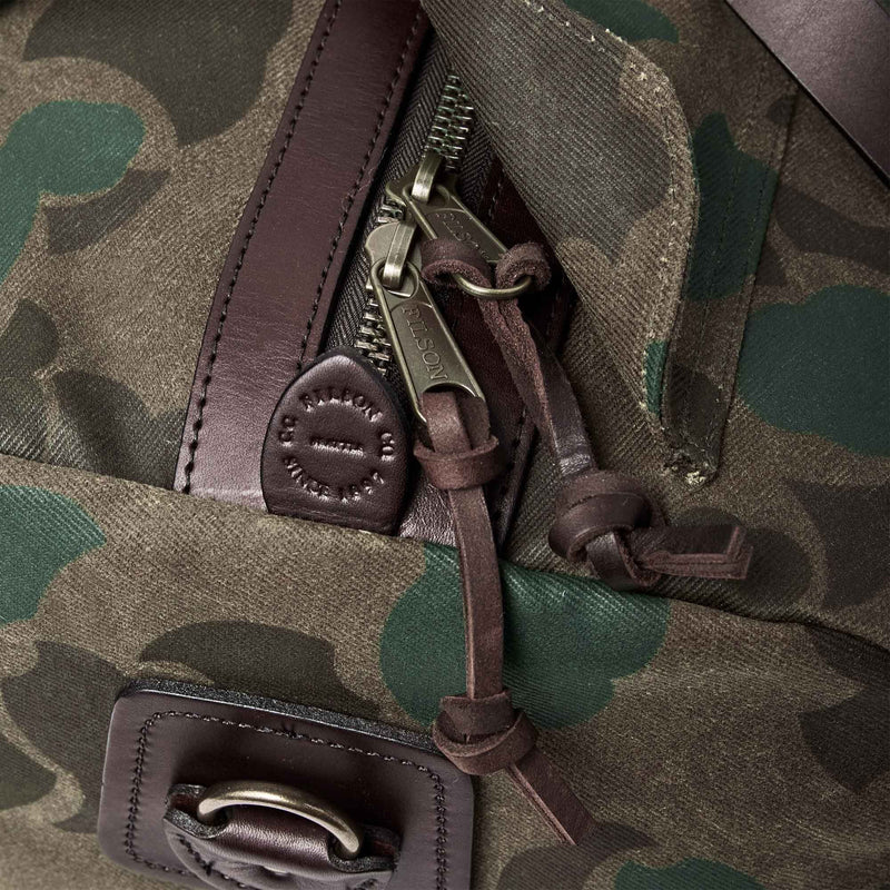 Medium waxed rugged twill duffle bag par Filson | Dark wax shrub camo (Grey)