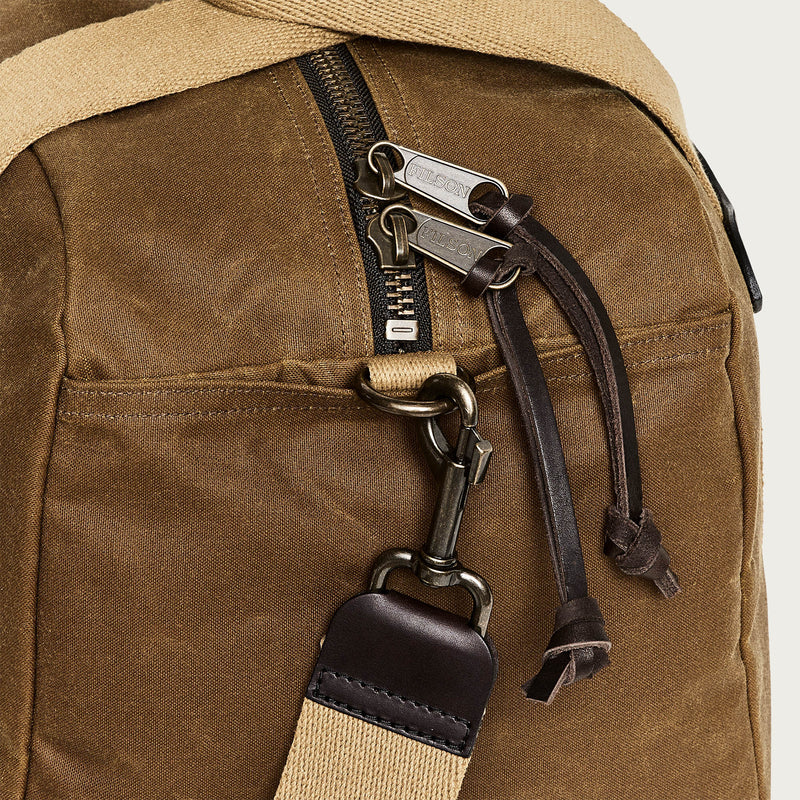 Tin cloth small duffle bag par Filson | Dark tan (Brown)