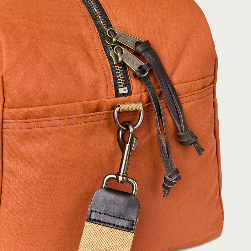 Tin cloth medium duffle bag par Filson | Rust (Red)