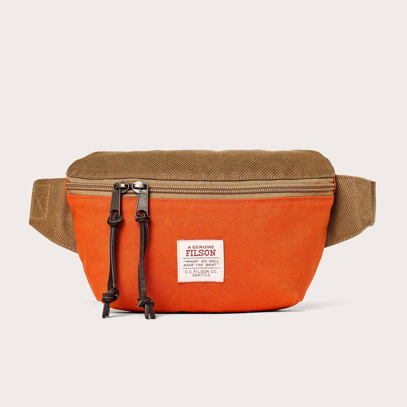Surveyor crossbody pack par Filson | Dark tan flame (Orange)