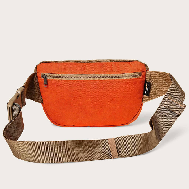 Surveyor crossbody pack par Filson | Dark tan flame (Orange)