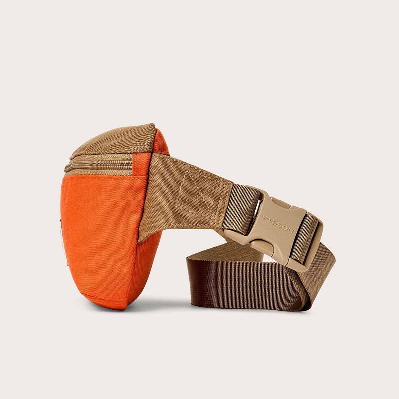 Surveyor crossbody pack par Filson | Dark tan flame (Orange)