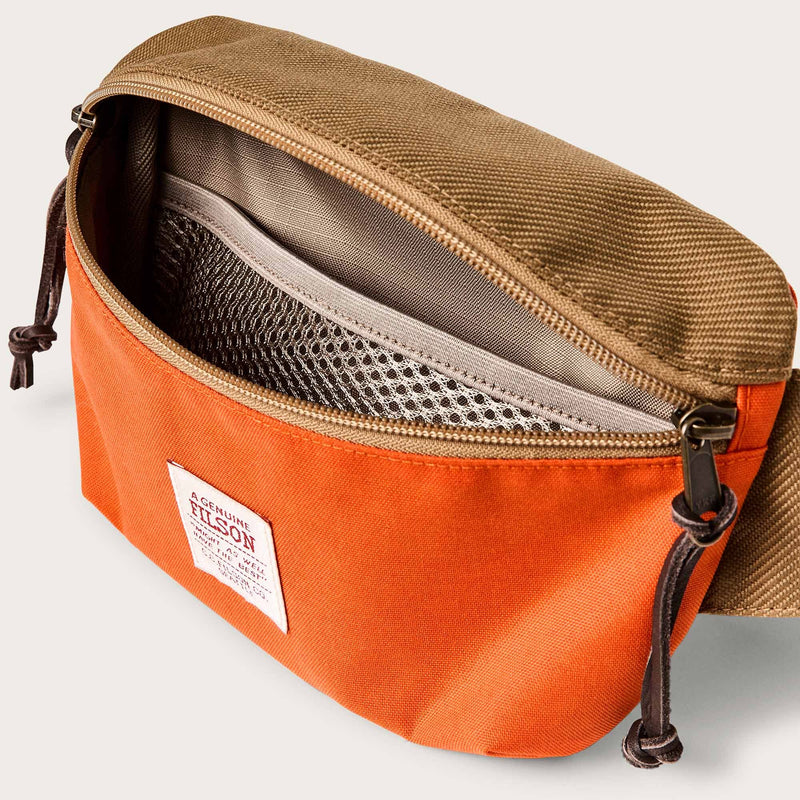 Surveyor crossbody pack par Filson | Dark tan flame (Orange)