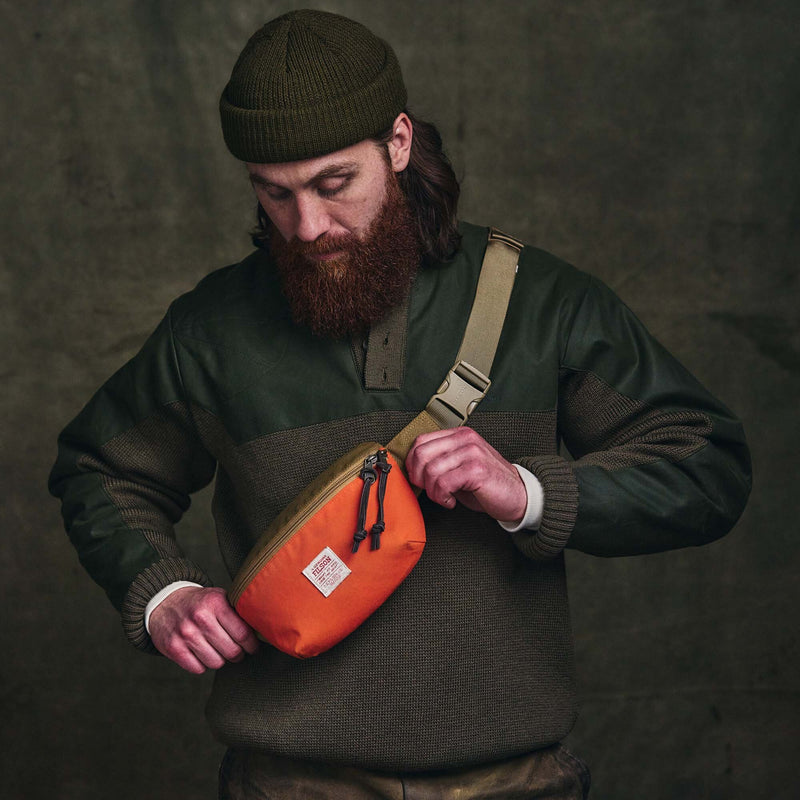 Surveyor crossbody pack par Filson | Dark tan flame (Orange)