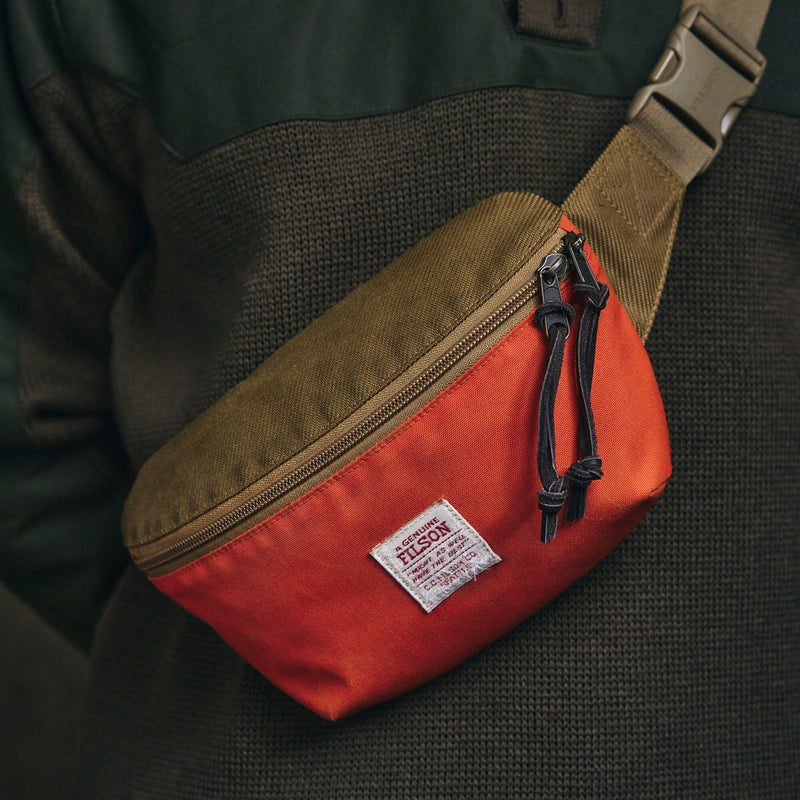 Surveyor crossbody pack par Filson | Dark tan flame (Orange)
