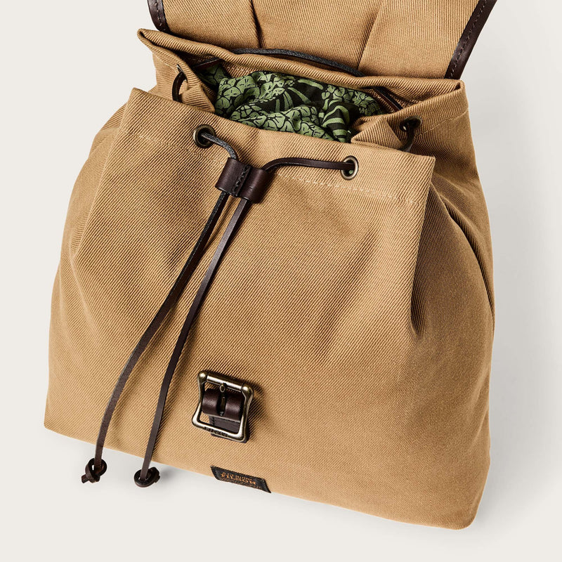 Rugged twill drawstring backpack par Filson | Tan (Beige)