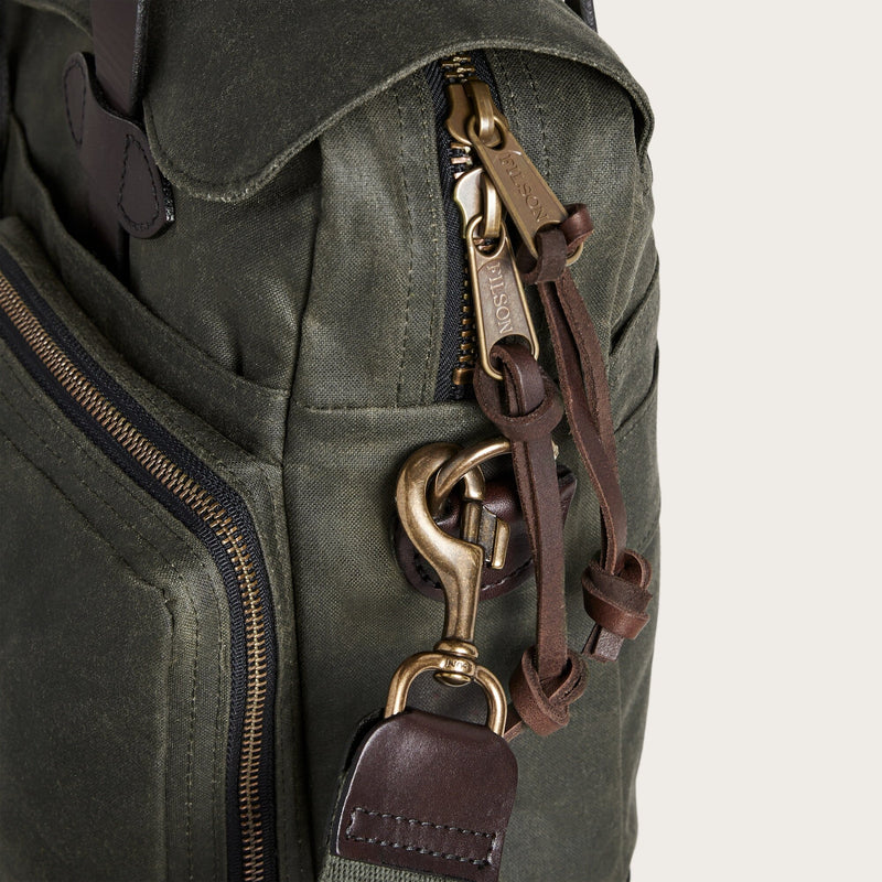 24 hour tin cloth briefcase par Filson | Otter green (Green)