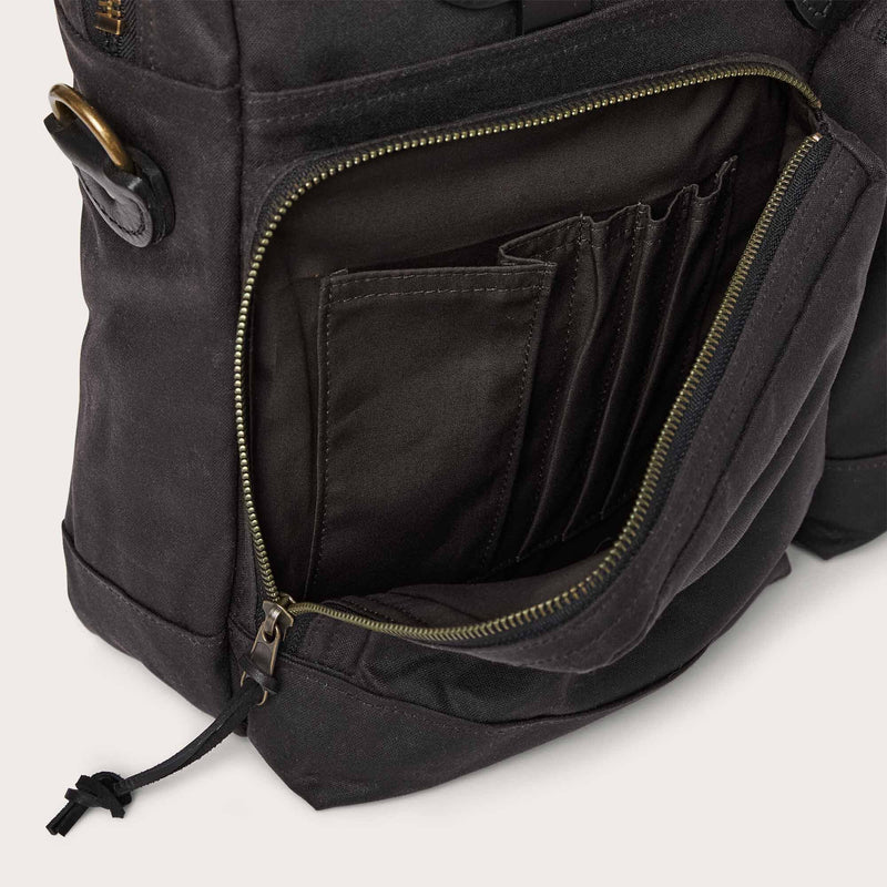 24 hour tin cloth briefcase par Filson | Cinder (Grey)