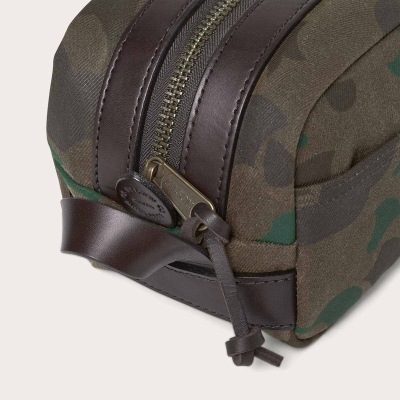 Waxed rugged twill travel kit par Filson | Dark wax shrub camo (Grey)