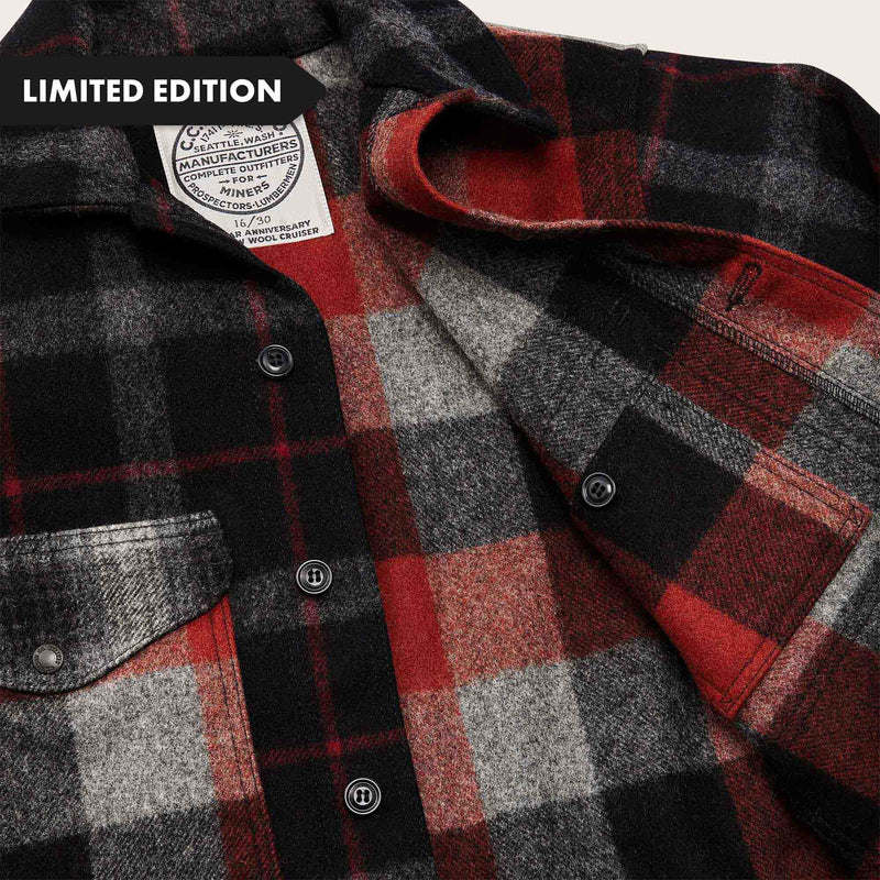 125th anniversary archival mackinaw wool cruiser par Filson | Charcoal rust patchwork (Red)