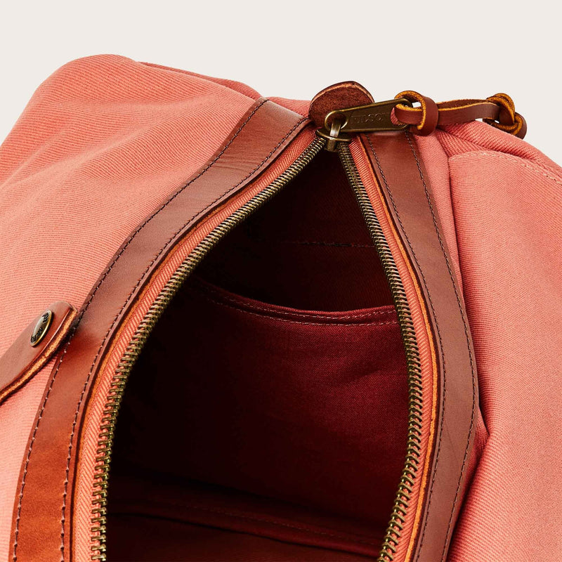 Rugged twill medium duffle par Filson | Cedar red (Red)