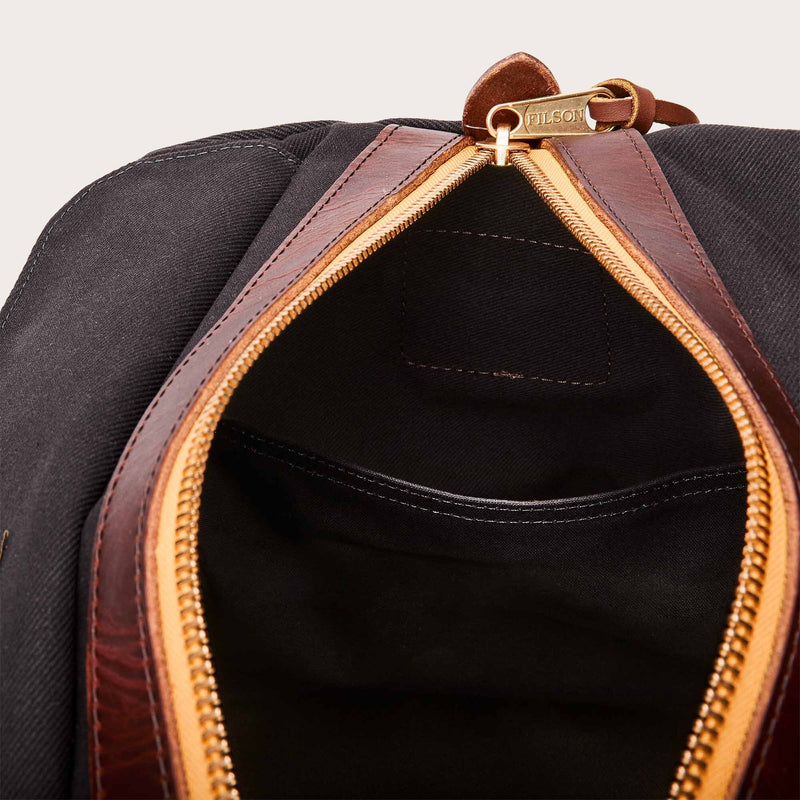 Traveller medium duffle bag par Filson | Cinder (Grey)
