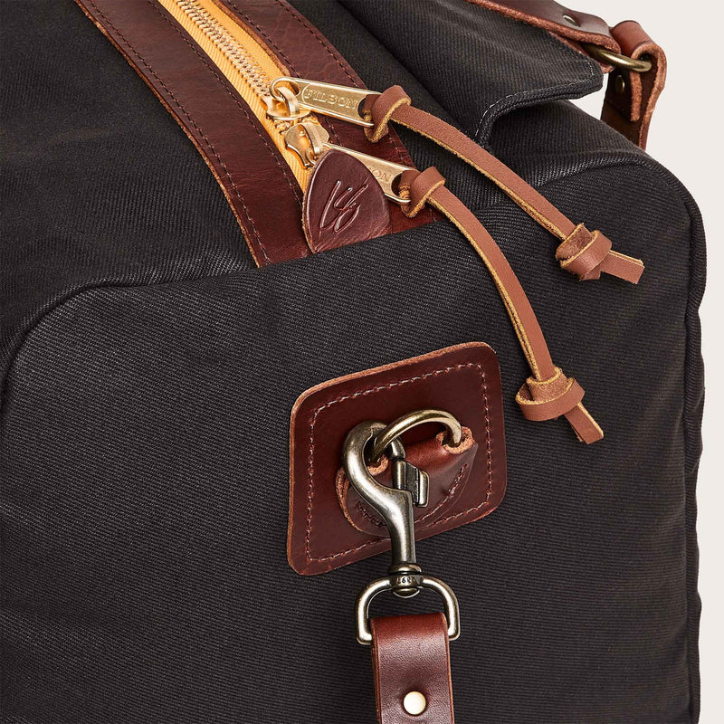 Traveller medium duffle bag par Filson | Cinder (Grey)