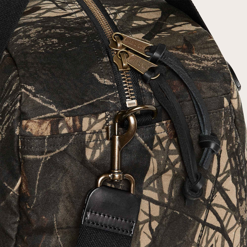 Small tin cloth duffle bag par Filson | Realtree hardwoods camo (Brown)