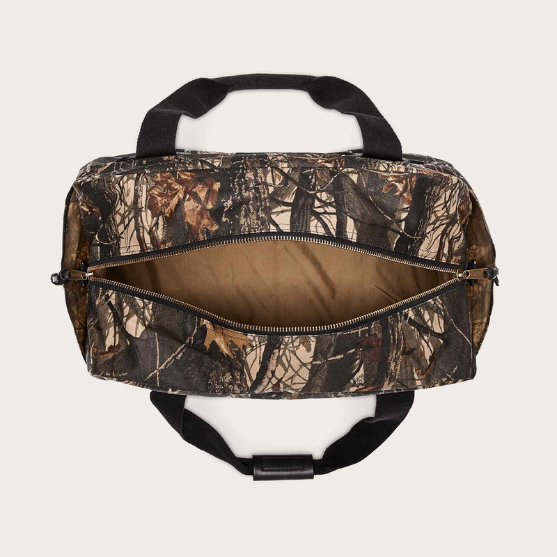 Medium tin cloth duffle bag par Filson | Realtree hardwoods camo (Brown)