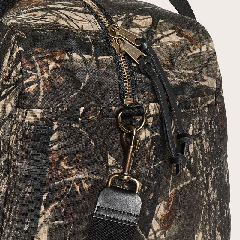 Medium tin cloth duffle bag par Filson | Realtree hardwoods camo (Brown)