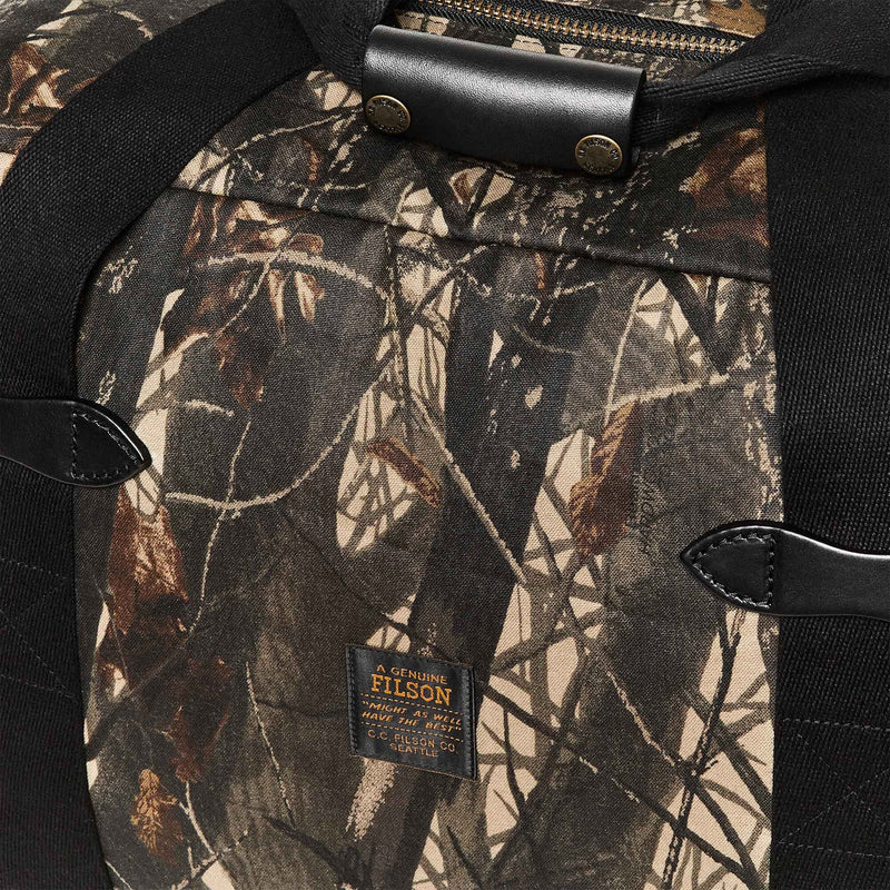 Medium tin cloth duffle bag par Filson | Realtree hardwoods camo (Brown)