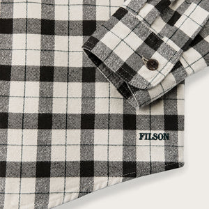 Alaskan guide shirt par Filson | Cream / peat / multi plaid (Gray)