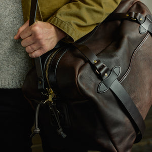 Heritage leather medium duffle bag by Filson | Ballard brown (Brown)