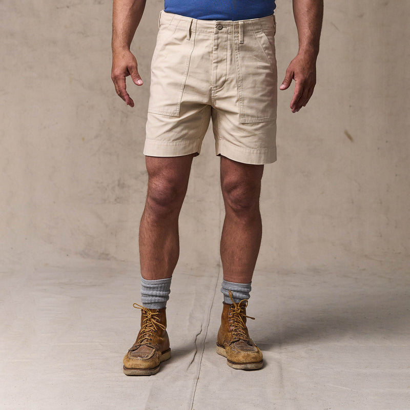 Field supply shorts by Filson | Washed oatmeal (White)